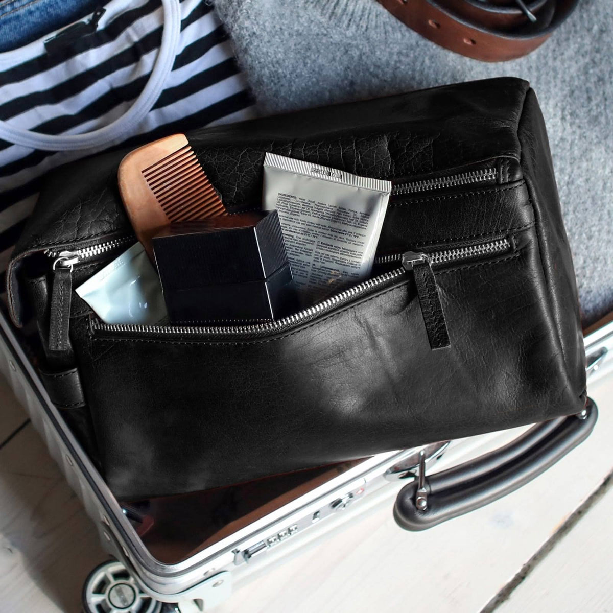 Black Leather Wash Bag K556229