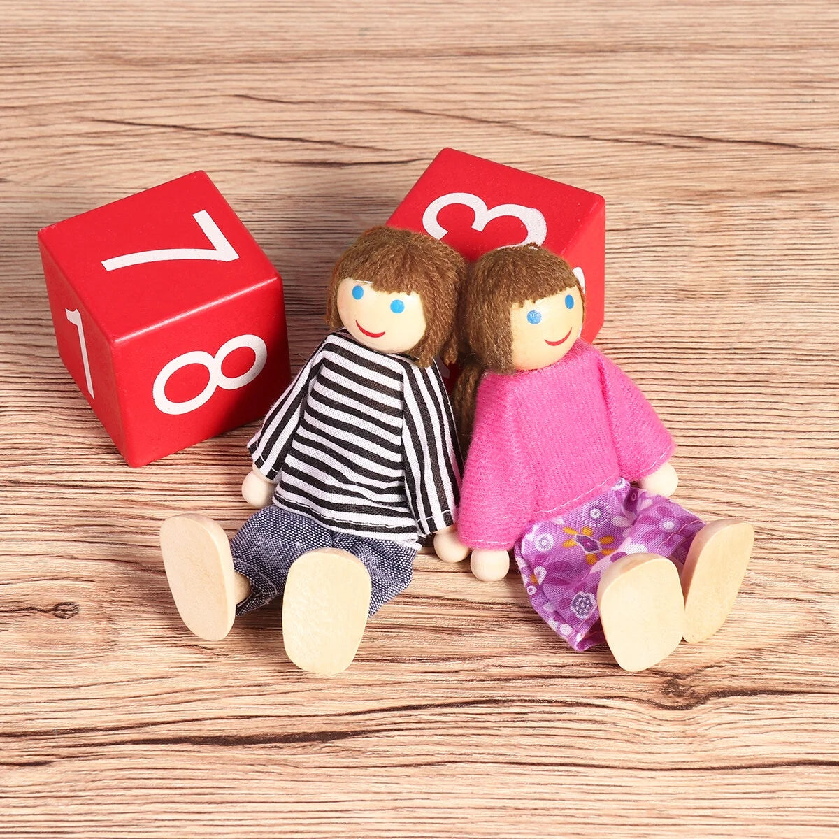 Wooden Dolls Playset Set of 7 People Z687