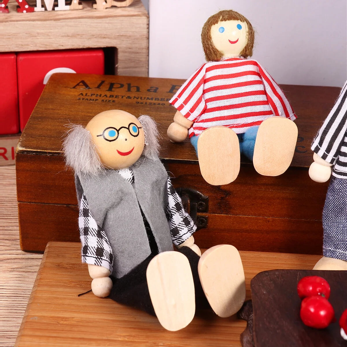 Wooden Dolls Playset Set of 7 People Z687