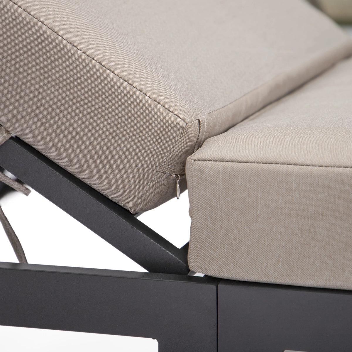 Aluminum Outdoor Lounge Chair with Beige Cushions S772520