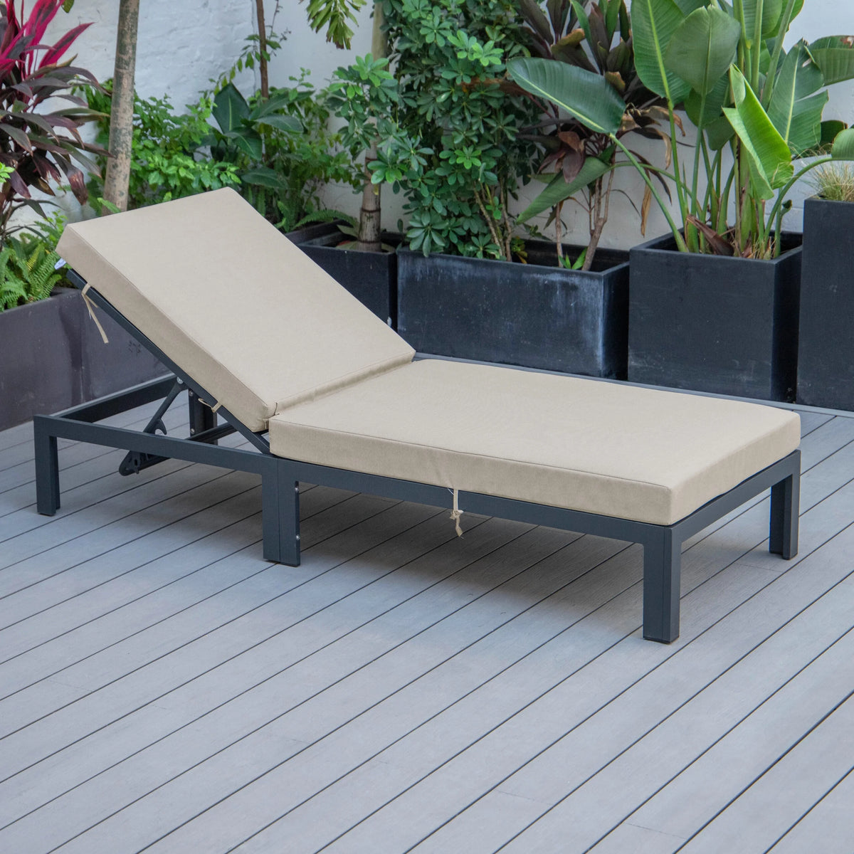 Aluminum Outdoor Lounge Chair with Beige Cushions S772520